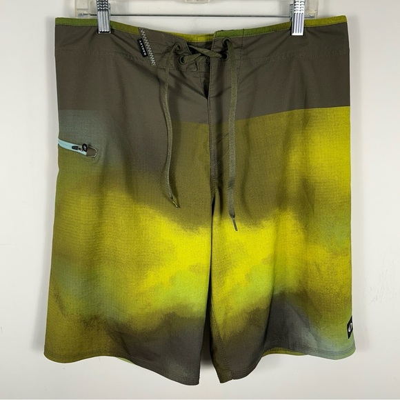 ❤️ Oakley Men's Green and Yellow Board Shorts Size 32 - Picture 1 of 9